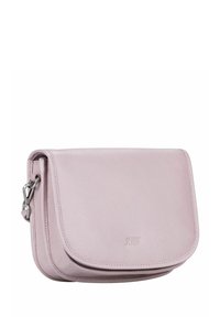 Sac bandoulière en cuir rose clair avec fermeture à rabat, surface texturée et fermoir en métal argenté. Design rectangulaire compact.