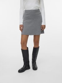 Szara mini spódnica z wełny z dopasowanym pasem, zestawiona z czarnymi skórzanymi kozakami sięgającymi do kolan, o gładkiej fakturze i prostym designie.