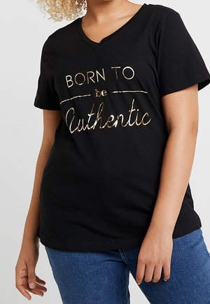 Sort bomulds t-shirt med V-hals og korte ærmer, der har metallisk guldtekst med ordene "BORN TO be Authentic" på forsiden.