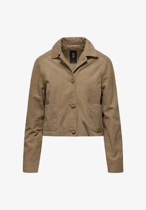 Brązowa krótka kurtka z kołnierzem, trzema guzikami z przodu, długimi rękawami oraz dwoma naszywanymi kieszeniami z przodu.