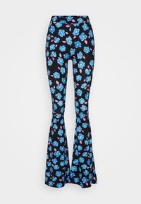 Leggings acampanados en tejido negro elástico, con un patrón floral azul y acentos rosas. Textura suave, cintura de altura media.