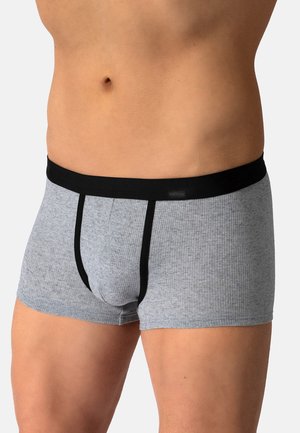 Buste masculin portant un boxer gris côtelé avec ceinture et bordure noire, montré de la taille aux hauts des cuisses sur un fond neutre.