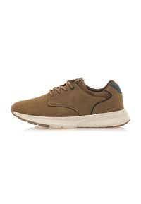 Zapato casual sintético marrón con textura lisa, diseño de cordones, suela acolchada y un acento azul en el talón. Construcción ligera.