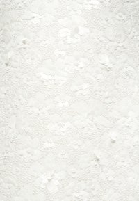 Λευκό φλοράλ δαντελένιο ύφασμα, πυκνά κεντημένο με παγιέτες και μικρές χάντρες, δημιουργώντας υφασμένα λουλουδάτα σχέδια.