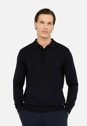Polo a maniche lunghe blu navy in cotone, con colletto classico, pattina con tre bottoni e polsini a costine. Branding minimale sull'orlo.