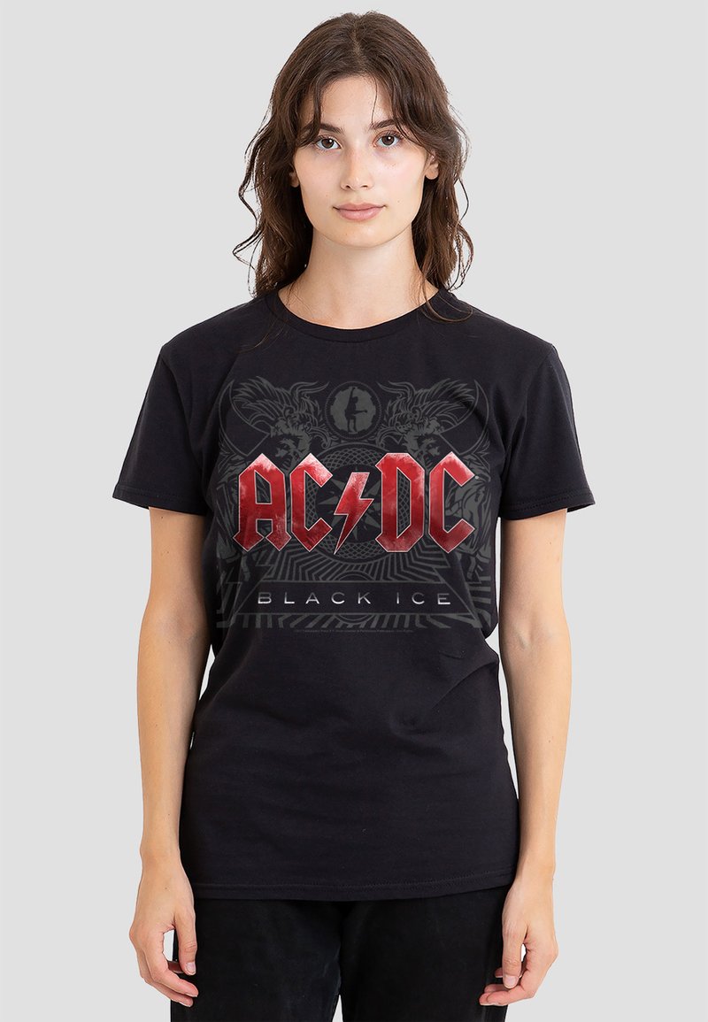 Schwarzes Baumwoll-T-Shirt mit rotem "AC/DC"-Logo und Blitz sowie dem Text "BLACK ICE", umgeben von grafischen Elementen. Kurze Ärmel.