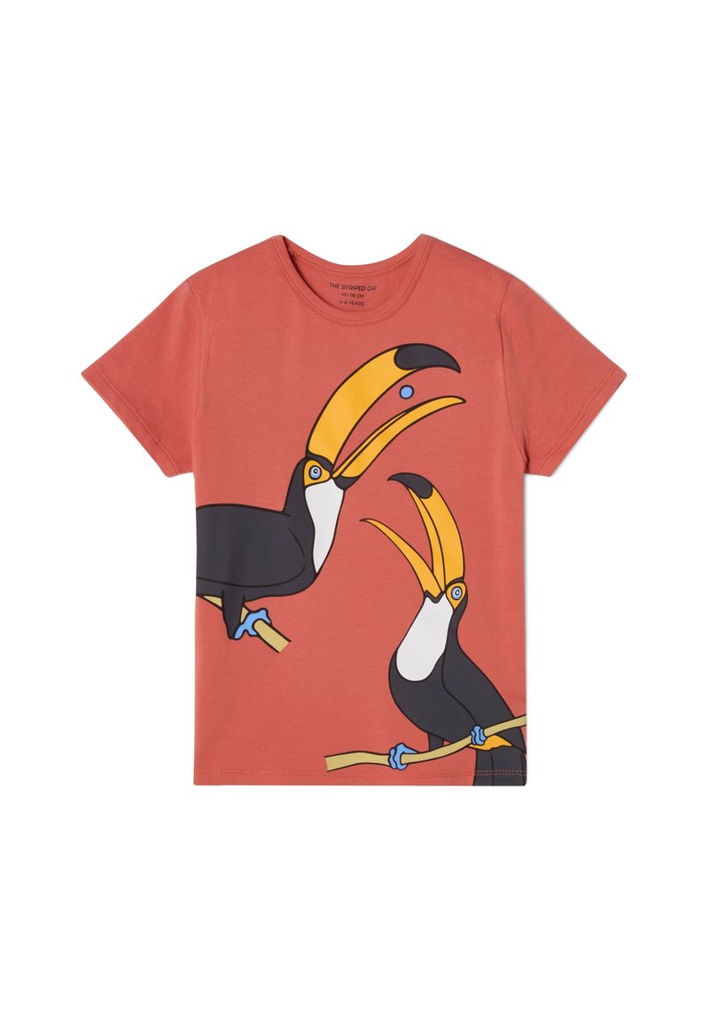 Korallefarbenes T-Shirt mit zwei bunten Tukanen, die auf Ästen sitzen. Hergestellt aus weicher Baumwolle mit einem klassischen Rundhalsausschnitt und kurzen Ärmeln.