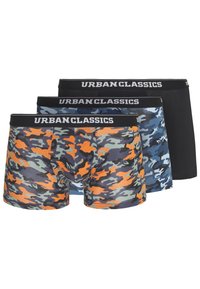 Drei Paare Urban Classics Boxershorts. Eine zeigt ein mehrfarbiges Camouflage-Muster in Orange, Schwarz und Blau; die anderen beiden sind einfarbig in Schwarz und Blau.