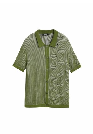 Zielona koszula na krótki rękaw z kołnierzykiem, zapinana na guziki, z pionowymi paskami po jednej stronie i falistym wzorem dzianiny po drugiej.