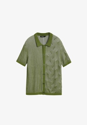 Groen overhemd met korte mouwen en knopen, voorzien van een kraag, met verticale strepen aan de ene kant en een golvend gebreid patroon aan de andere kant.