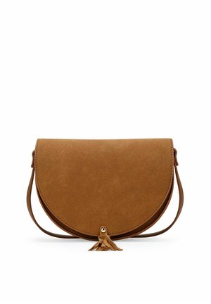 Bolso bandolera de ante marrón con solapa redondeada y detalle de borla en la parte frontal, con una correa delgada y ajustable.