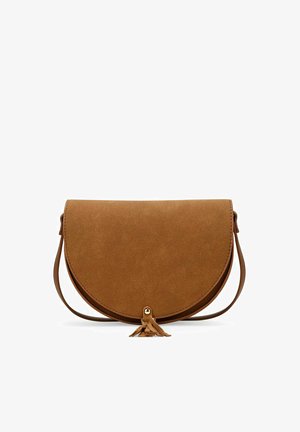 Bolso bandolera de ante marrón con solapa redondeada y detalle de borla en la parte frontal, con una correa delgada y ajustable.