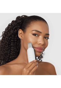 GESKE MICROCURRENT SKIN SCRUBBER BLACKHEAD REMOVER 9 IN 1 - Ansiktsvård - tillbehör - white