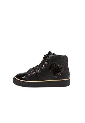Baskets montantes noires avec un motif texturé, des accents brillants, des bordures dorées et un détail de cœur en sequins sur le côté extérieur.