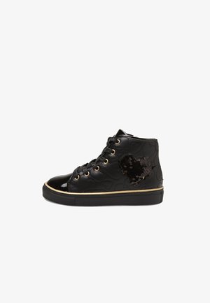 Zwarte hoge sneakers met een gestructureerd patroon, glanzende accenten, gouden rand en een pailletten hartdetail aan de buitenkant.