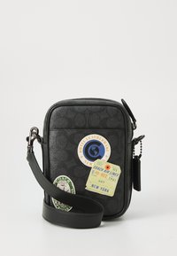 HITCH CROSSBODY IN SIGNATURE CANVAS WITH PATCHES - Rankinė per petį - charcoal multi