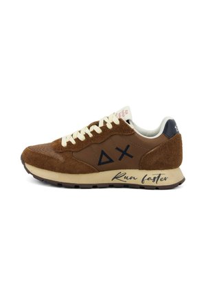Bruine suède sneaker met crèmekleurige veters, donkere accenten, rubberen zool, driehoekig logo en de tekst "Loop sneller" op de zijkant.