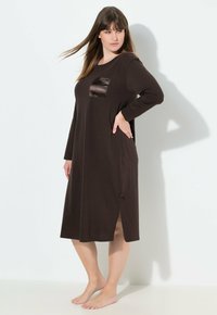 Abito da notte lungo marrone a maniche lunghe con dettagli in satin sulle tasche, aperture laterali e una vestibilità comoda, realizzato in un tessuto morbido e traspirante.