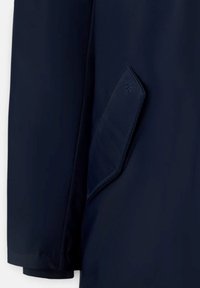 Giacca blu navy con un design elegante, texture liscia e una tasca angolare distintiva con un sottile logo accentuato sul tessuto.