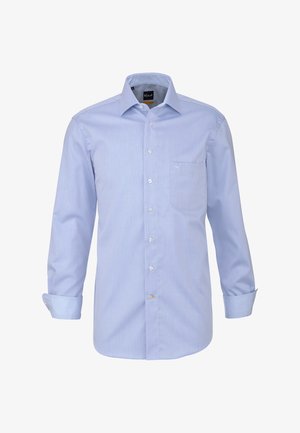 Camicia da uomo a manica lunga di colore azzurro chiaro con motivo strutturato, chiusura frontale con bottoni, taschino singolo sul petto e colletto alla francese, maniche parzialmente arrotolate.