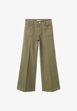 Pantaloni verde oliva a gamba larga con tasche applicate frontali, passanti per cintura e chiusura con bottone in vita.