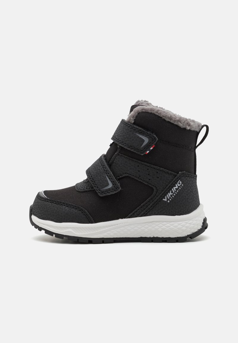 Schwarz Kinderstiefel mit grauer Kunstfell-Fütterung, zwei verstellbaren Klettverschlüssen, strukturierten Einsätzen und einer weißen Gummisohle.