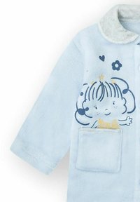 Albornoz azul claro de felpa con un collar suave. Presenta un diseño de personaje de dibujos animados en azul marino y amarillo, incluyendo corazones y flores. Dos bolsillos.