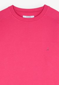 Roze sweatshirt met een gestructureerde oppervlakte, voorzien van een geribbelde ronde hals en een klein geborduurd logo in de bovenste linkerbovenhoek.