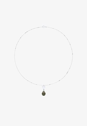 Collier délicat en chaîne argentée avec un petit pendentif en forme de cœur et une unique perle sombre suspendue en dessous.