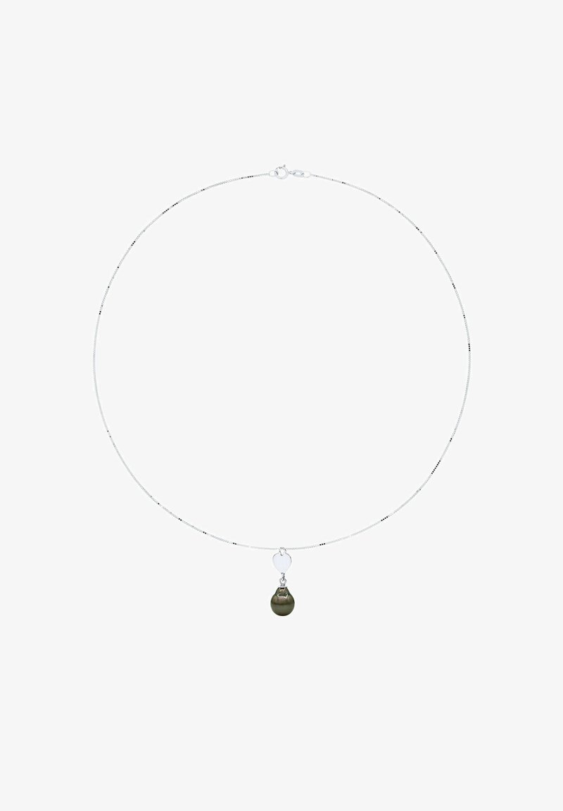 Collier délicat en chaîne argentée avec un petit pendentif en forme de cœur et une unique perle sombre suspendue en dessous.