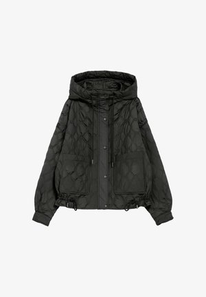 Czarna pikowana kurtka z kapturem, zapinana z przodu na zatrzaski, z dwoma dużymi przednimi kieszeniami, sznureczkami przy kapturze i dolnym brzegu oraz długimi rękawami.