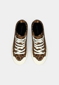 Καφέ πάνινα αθλητικά παπούτσια ψηλού τύπου με λευκές κορδόνες και καουτσούκ σόλες. Διαθέτουν ραμμένα αναγνωρίσιμα κομμάτια και άνετη εσωτερική επένδυση.