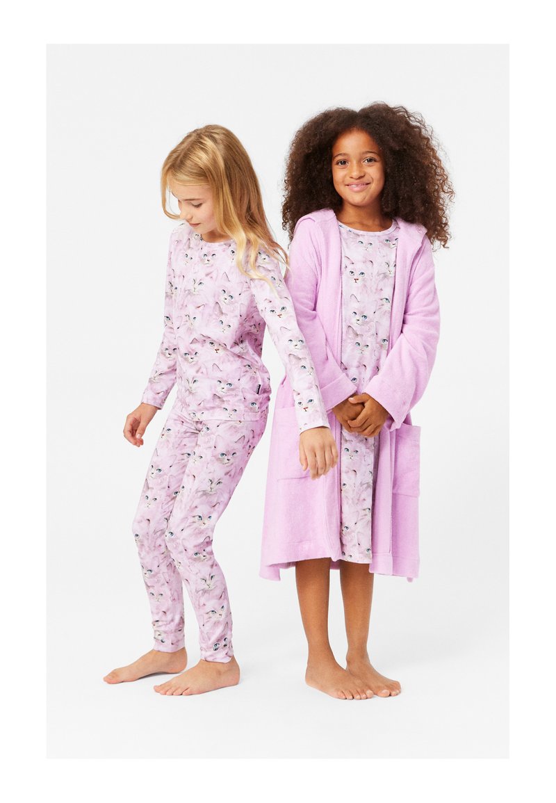 Du vaikai dėvi derančius pižamą ir chalatą. Pižamos rožinės spalvos su katinų raštu, o chalatas yra vienspalvis šviesiai rožinis ir tekstūruotas.