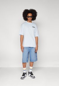 YOURTURN UNISEX - Apdrukāts T-krekls - light blue