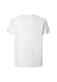 Einfaches weißes T-Shirt mit kurzen Ärmeln, von hinten gezeigt, mit einem kleinen Logo auf dem linken Ärmel und einem Rundhalsausschnitt.