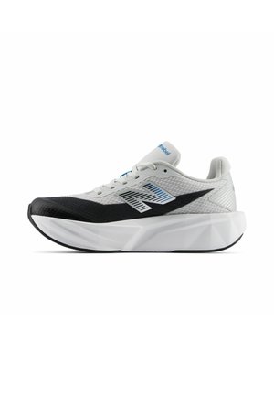 Hellgrauer und schwarzer Sportschuh mit dicker weißer Sohle, blauem Logo an der Seite und Schnürsenkeln, von der Außenseite auf weißem Hintergrund dargestellt.