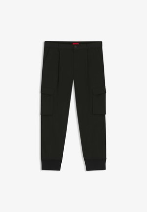 Czarne spodnie cargo z dwoma bocznymi kieszeniami, elastycznymi mankietami i zapinane na guzik. Wykonane z lekkiego materiału o gładkiej fakturze.