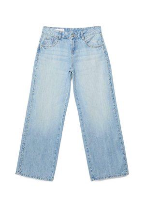 Jean bleu clair coupe droite avec des détails cloutés le long des coutures extérieures et des poches avant, doté d'une fermeture à bouton et à glissière.