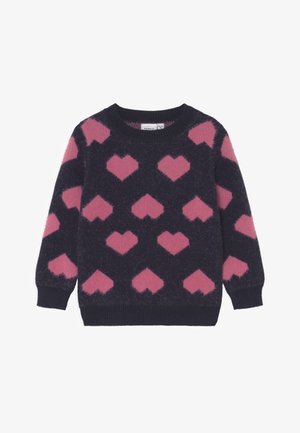 Pull bleu foncé à poils avec des motifs de cœurs roses répartis de manière uniforme sur le devant, les manches et le dos, avec des poignets et un col côtelés.