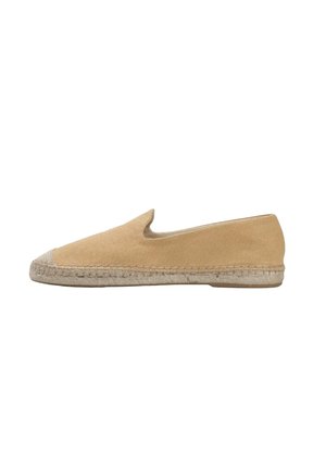 Alpargata de lona beige tipo slip-on con suela de cuerda trenzada y puntera redondeada, vista de perfil sobre fondo blanco.