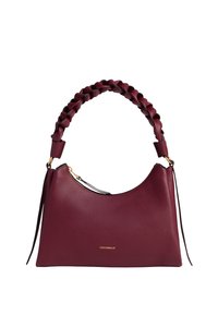 Bordeaux leren handtas met een gebogen vorm, gevlochten schouderriem en gouden hardware accenten. Glad textuur en minimalistisch ontwerp.