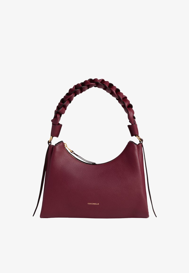 Borsa in pelle bordeaux con forma curvata, tracolla intrecciata e dettagli in metallo dorato. Texture liscia e design minimalista.