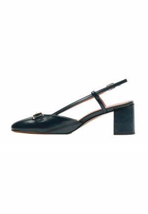 Donkerblauwe leren slingback hakken met een spitse neus en een kleine blokhak. Voorzien van een decoratieve metalen gesp op de voorkant.