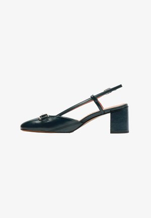 Donkerblauwe leren slingback hakken met een spitse neus en een kleine blokhak. Voorzien van een decoratieve metalen gesp op de voorkant.