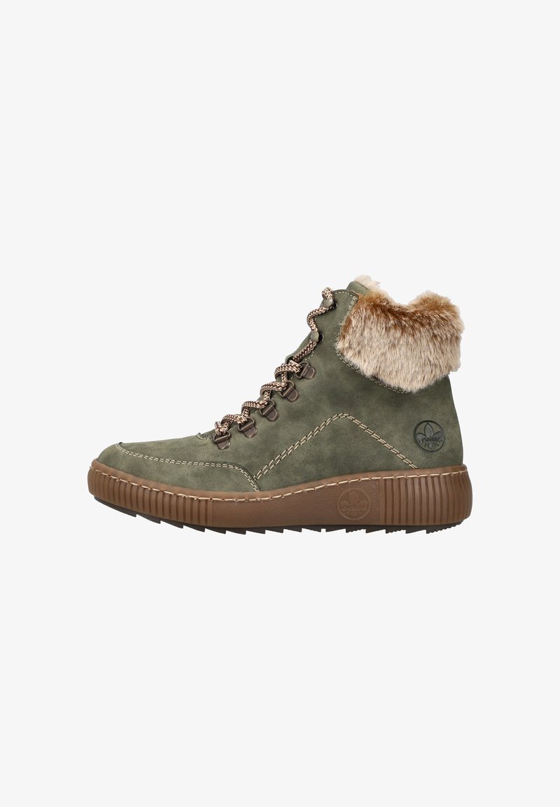 Zapatilla alta de ante verde con cuello de pelo sintético, lazadas marrón claro y suela de goma marrón texturizada. Presenta costuras y detalles del logo.