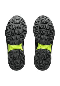 Semelles de chaussures de course noires avec des crampons profonds, arborant des accents jaunes vifs et un motif texturé pour l'adhérence et la stabilité.