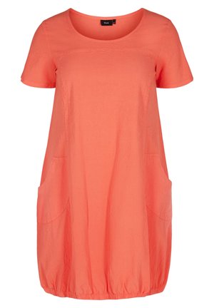 Robe ample corail à manches courtes avec encolure ronde, deux grandes poches latérales et ourlet élastique.