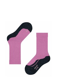 Para różowych skarpetek z ciemnoniebieskimi akcentami, prezentujących prążkowany wzór oraz metkę marki "FALKE" na podeszwie.