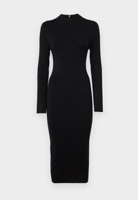 Robe noire ajustée à manches longues, col haut, texture côtelée et silhouette mi-longue. Comprend une fermeture éclair au dos avec des accessoires en or.