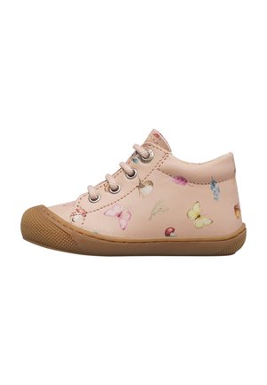 Scarpa rosa per bimbo con suola marrone, chiusura con lacci davanti e piccole stampe di farfalle e fiori sui lati.